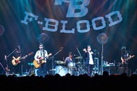 F-BLOOD「F-BLOOD 20th Anniversary POP'N'ROLL TOUR 2017」初日公演の様子。