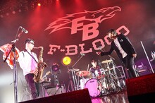 F-BLOOD「F-BLOOD 20th Anniversary POP'N'ROLL TOUR 2017」初日公演の様子。