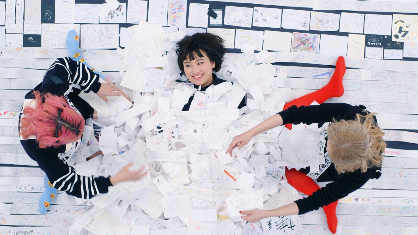 the peggies「I 御中～文房具屋さんにあった試し書きだけで歌をつくってみました。～」ミュージックビデオより。