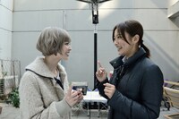 「連続ドラマW 名刺ゲーム」に女優として出演する最上もが（左）。