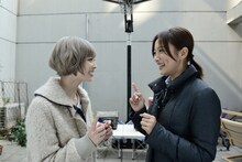 「連続ドラマW 名刺ゲーム」に女優として出演する最上もが（左）。
