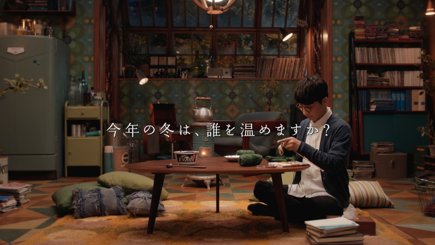 日清「日清のどん兵衛」のCM「編んでいる篇」より。
