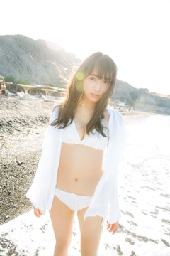 欅坂46渡辺梨加、“饒舌な眼差し”向ける水着カット公開 - 音楽ナタリー