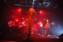 写真中央が宮野大介（Dr）。