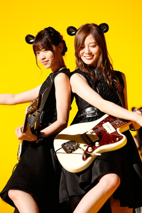 背中合わせで演奏する西野七瀬（G / 左）と白石麻衣（G / 右）。