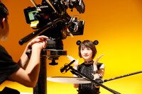 カメラに向かってポーズを決める生駒里奈（B）。