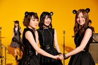 撮影の合間に女子トークを展開するマウスバンド。左から生駒里奈（B）、生田絵梨花（Key）、白石麻衣（G）。