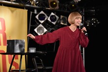 アンケートやファンの質問に次々回答していく最上もが。