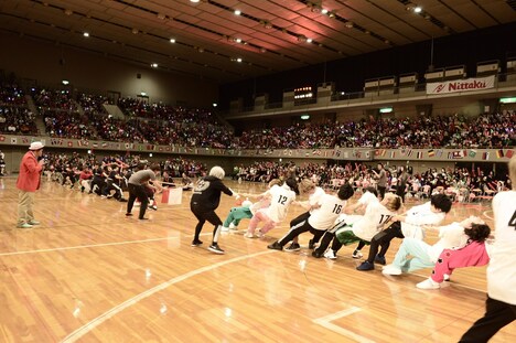 綱引きの様子。（撮影：小松陽祐［ODD JOB］）