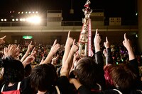人気画像2位は「うらたぬき率いる赤組、大逆転で3連覇達成『ETA運動会』レポ」より、3度目の優勝を手にした赤組のメンバー。（撮影：小松陽祐［ODD JOB］）
