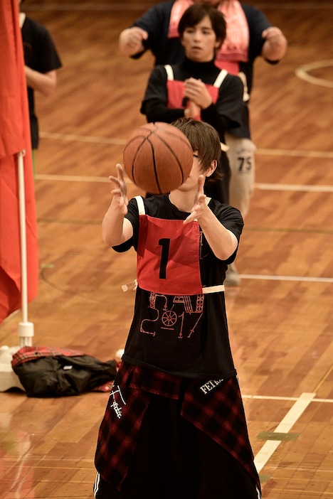 ボールを投げるうらたぬき。（撮影：小松陽祐［ODD JOB］）