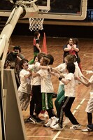 フリースローを決めて抱き合う白組のメンバー。（撮影：小松陽祐［ODD JOB］）