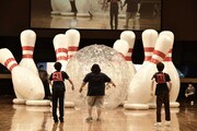 人間大玉ボーリングの様子。（撮影：小松陽祐［ODD JOB］）