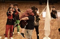 人気画像5位は「うらたぬき率いる赤組、大逆転で3連覇達成『ETA運動会』レポ」より、コニーに抱えられるうらたぬき。（撮影：小松陽祐［ODD JOB］）