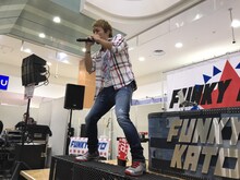 ファンキー加藤「冷めた牛丼をほおばって」リリース記念イベントの様子。