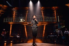 「松任谷由実コンサートツアー 宇宙図書館 2016-2017」の様子。（写真提供：WOWOW）