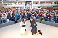 ファンと記念撮影する相坂優歌（左）と中島愛（右）。（写真提供：FlyingDog）