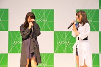 トークで盛り上がる中島愛（左）と相坂優歌（右）。（写真提供：FlyingDog）