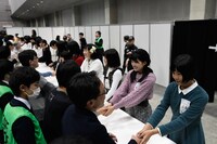 初めての握手会でファンと交流する「第3回AKB48グループ ドラフト会議」ドラフト候補者たち。(c)AKS