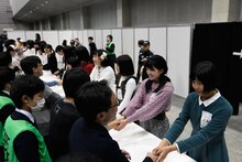 初めての握手会でファンと交流する「第3回AKB48グループ ドラフト会議」ドラフト候補者たち。(c)AKS