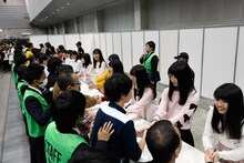 初めての握手会でファンと交流する「第3回AKB48グループ ドラフト会議」ドラフト候補者たち。(c)AKS