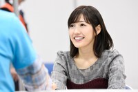 最後の握手会を楽しむまゆゆ。(c)AKS