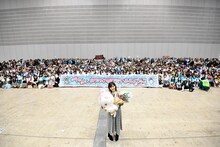 最後の握手会を終えたまゆゆ。(c)AKS