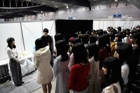 ドラフト候補者たちに激励の言葉を送る横山由依（左端）。(c)AKS