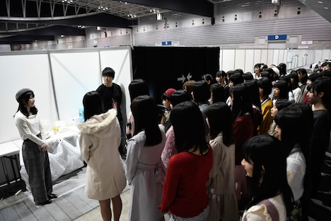 ドラフト候補者たちに激励の言葉を送る横山由依(左端)。(c)AKS