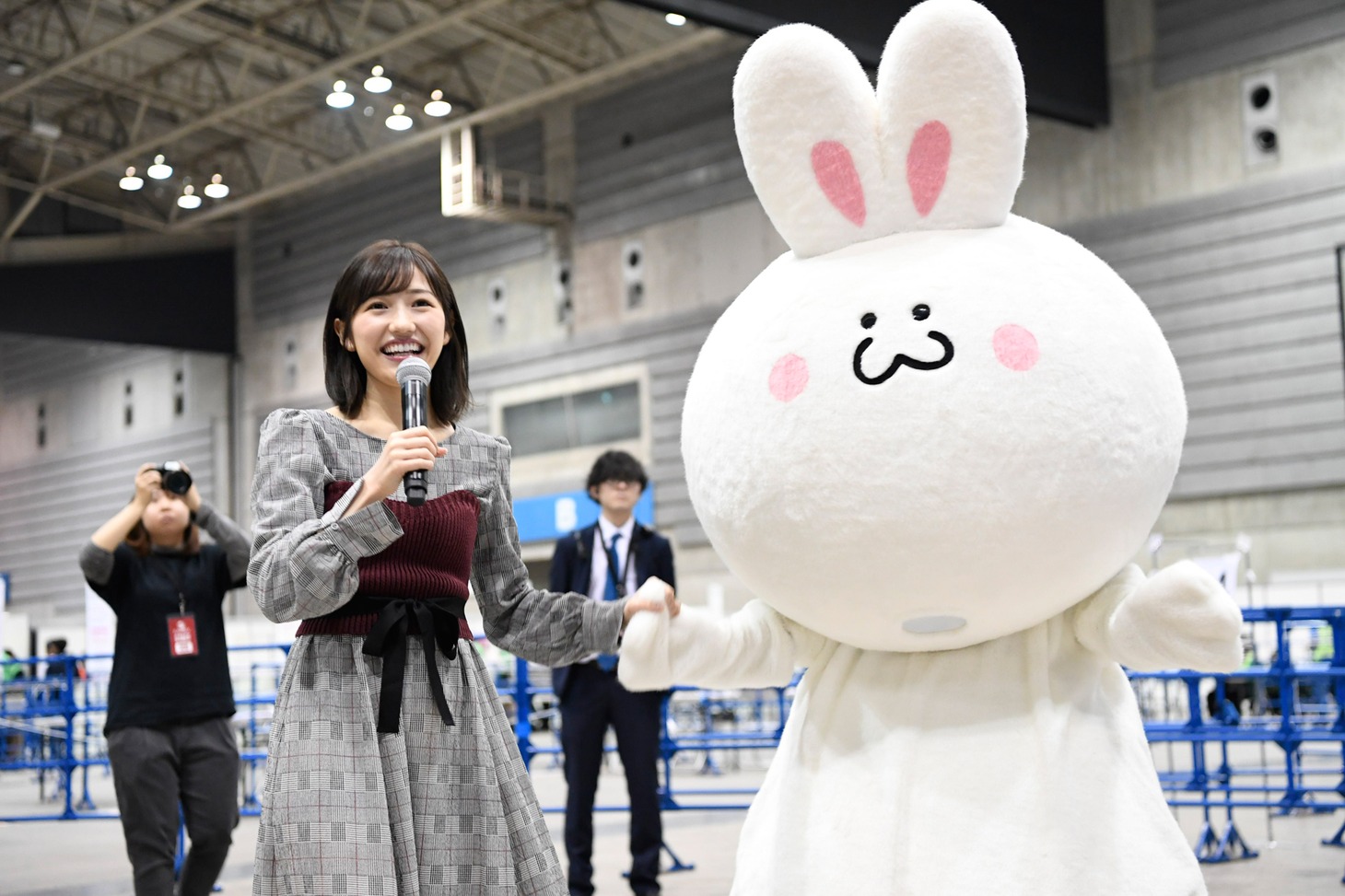 むちち（右）の手を握るまゆゆ（左）。(c)AKS