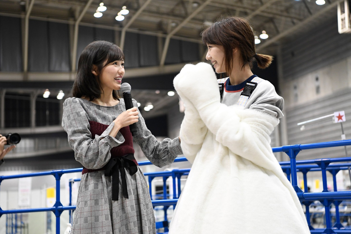 むちちの着ぐるみで登場し渡辺麻友（左）を驚かせた柏木由紀（右）。(c)AKS