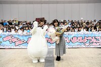 記念撮影する“まゆゆきりん”。(c)AKS