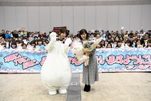 記念撮影する“まゆゆきりん”。(c)AKS