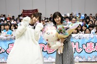 記念撮影する“まゆゆきりん”。(c)AKS