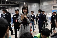 手を振ってファンの声援に応えるまゆゆ。(c)AKS