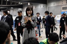 手を振ってファンの声援に応えるまゆゆ。(c)AKS