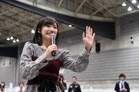 手を振ってファンの声援に応えるまゆゆ。(c)AKS