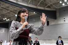 手を振ってファンの声援に応えるまゆゆ。(c)AKS