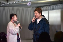 吉田豪（右）の“聞き出す力”に任せて自由なトークを繰り広げる東理紗。