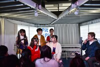 吉田豪（右端）のインタビュー形式でトークを進める東東東東東。