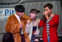 長女の無茶ぶりで即興ラップを披露する東兄弟。