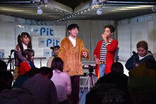 即興ラップを披露する東兄弟。