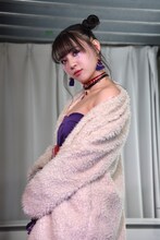 セクシーな衣装で登壇した東理紗。