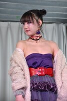 セクシーな衣装でポーズを決める長女理紗。