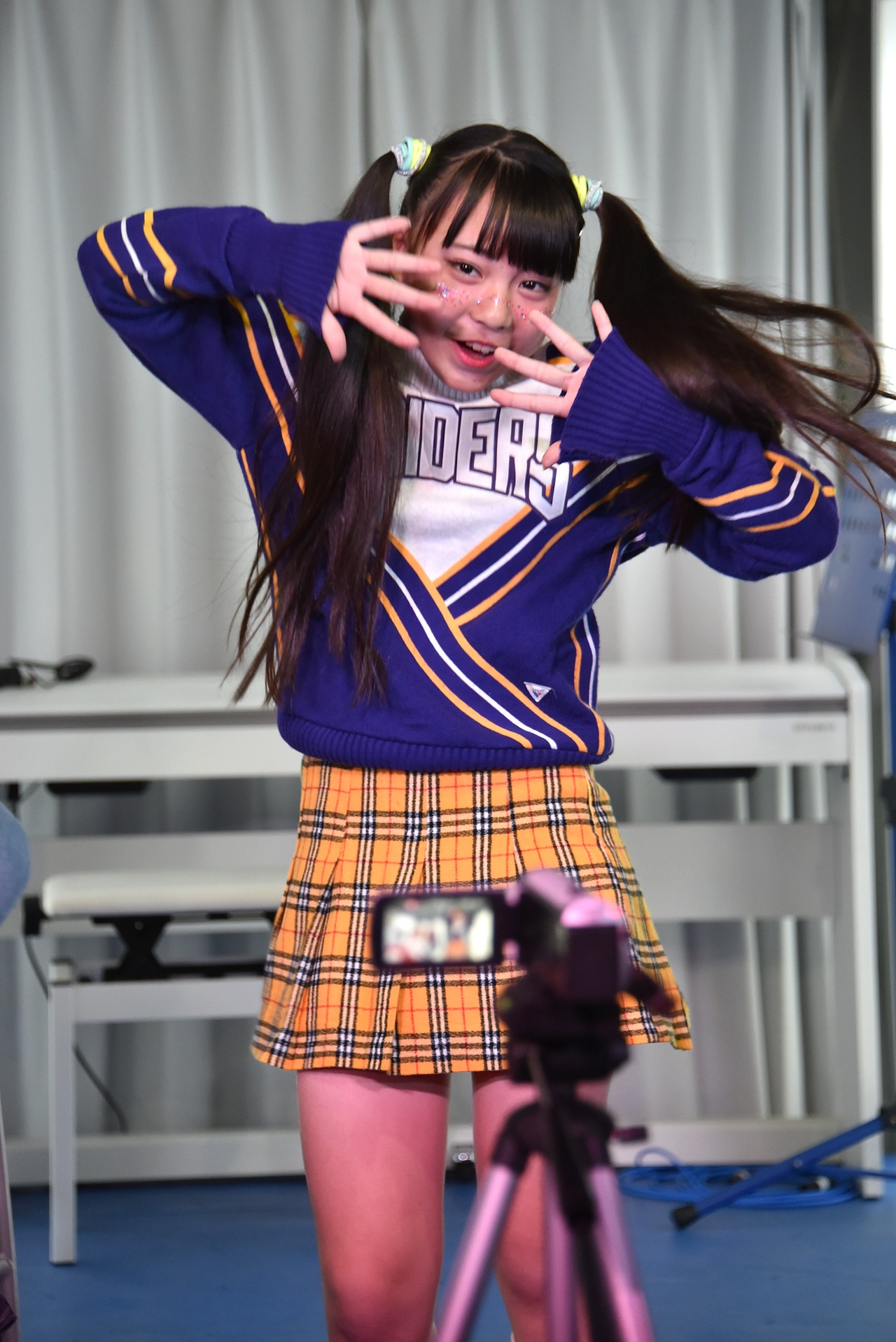 長女の無茶ぶりでダンスを披露する三女ノエル。