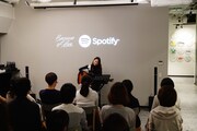 「片平里菜×Spotify プレミアム弾き語り生声ライブ」の様子。（写真提供：スポティファイ）