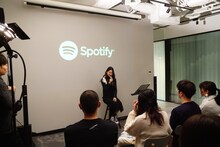 「片平里菜×Spotify プレミアム弾き語り生声ライブ」の様子。（写真提供：スポティファイ）