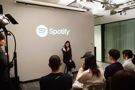 「片平里菜×Spotify プレミアム弾き語り生声ライブ」の様子。（写真提供：スポティファイ）