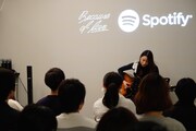 「片平里菜×Spotify プレミアム弾き語り生声ライブ」の様子。（写真提供：スポティファイ）