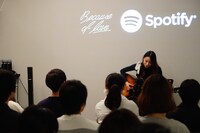 「片平里菜×Spotify プレミアム弾き語り生声ライブ」の様子。（写真提供：スポティファイ）